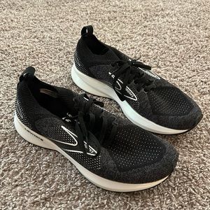 NEVER WORN Brooks Levitate 5 size 9 Running Sneaker